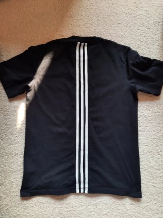 Camiseta Adidas Negra con Rayas Blancas