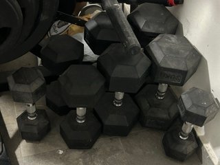 Banco de pesas y máquina de gimnasio y suelo prote