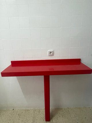 Cocina roja y blanca con terminados en color mader