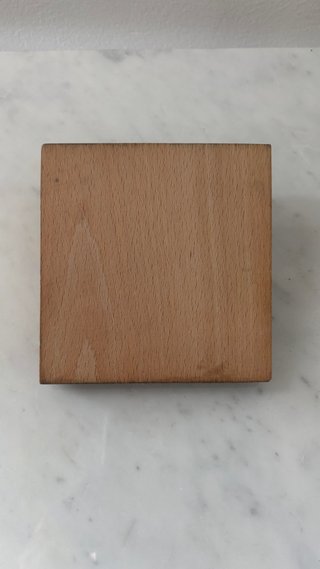 Tintero antiguo de metal y madera