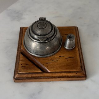 Tintero antiguo de metal y madera