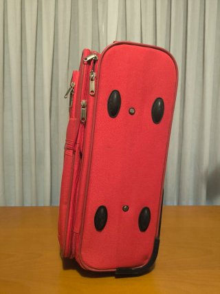 Maleta de viaje roja con ruedas