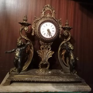 Reloj de mesa antiguo de bronce