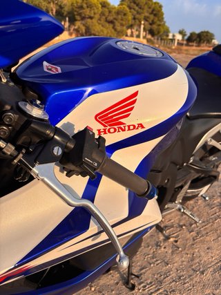 Honda CBR600RR Azul y Blanca