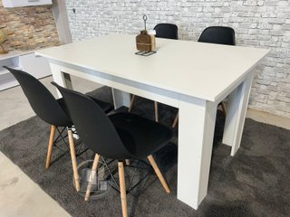 MESA FIJA CON 4 SILLAS