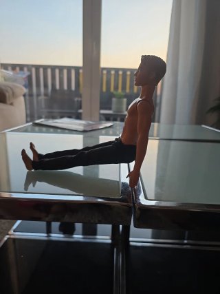 Muñeco Ken con pantalones