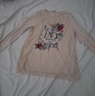 Camisa estampada con flores.