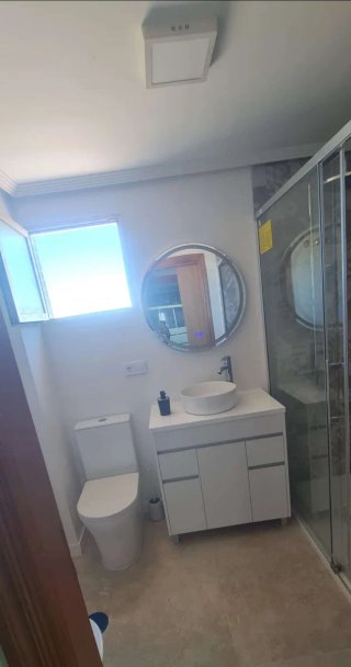 Baño completo: ducha, inodoro y lavabo