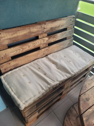 Conjunto Mesa bobina y Sofá de Palets con cojin