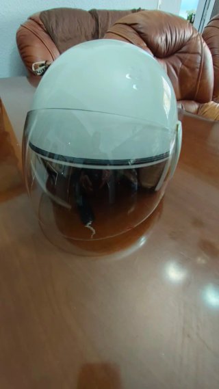 Casco de moto blanco con visor