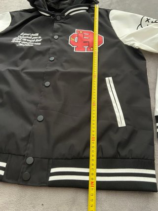 Chaqueta tipo Varsity con capucha