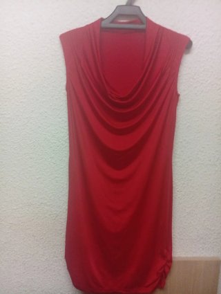 Vestido rojo ajustado cuello cascada