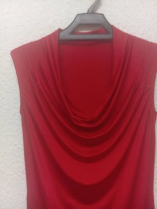 Vestido rojo ajustado cuello cascada