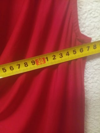 Vestido rojo ajustado cuello cascada