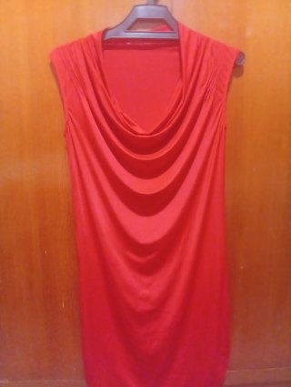Vestido rojo ajustado cuello cascada
