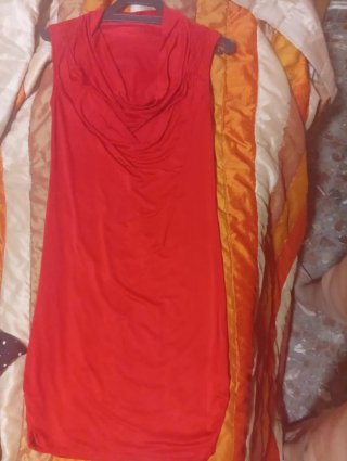 Vestido rojo ajustado cuello cascada