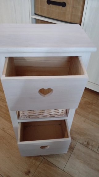 Mueble auxiliar con cestas y corazón