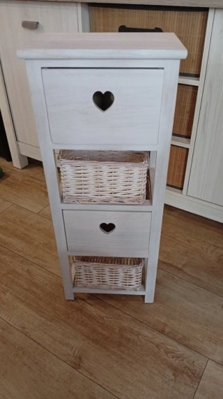 Mueble auxiliar con cestas y corazón