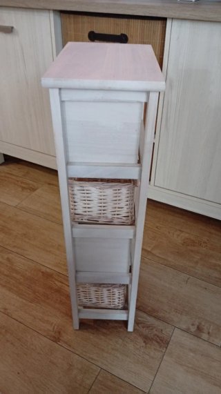 Mueble auxiliar con cestas y corazón