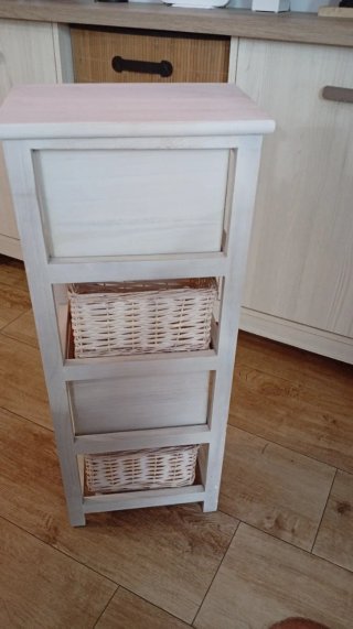 Mueble auxiliar con cestas y corazón