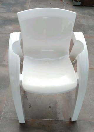Silla de plástico resistente blanca