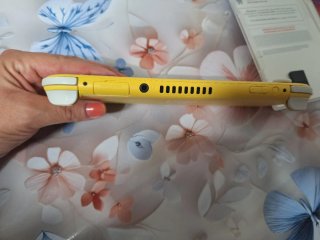 Nintendo Switch Lite Gialla + 2 Giochi+ scheda sd