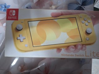 Nintendo Switch Lite Gialla + 2 Giochi+ scheda sd