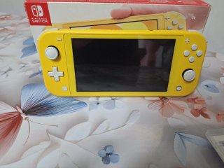 Nintendo Switch Lite Gialla + 2 Giochi+ scheda sd