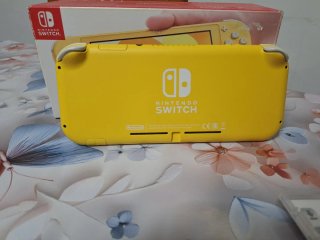 Nintendo Switch Lite Gialla + 2 Giochi+ scheda sd