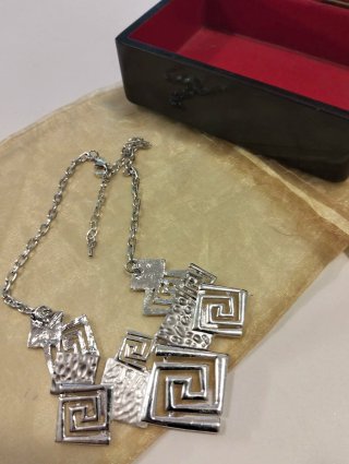 Collana con motivo greca