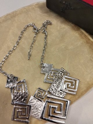 Collana con motivo greca