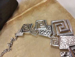 Collana con motivo greca
