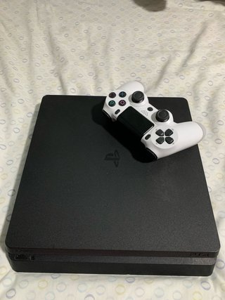 PS4 Negra + Mando Blanco