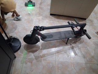 Monopatín eléctrico gris