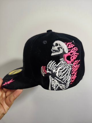 Gorra New Era 7 1/4 LA Negra y Rosa