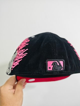Gorra New Era 7 1/4 LA Negra y Rosa
