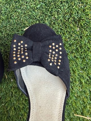 Zapatos de tacón negros con lazo y tachuelas