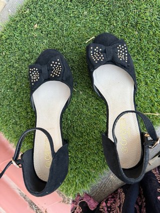 Zapatos de tacón negros con lazo y tachuelas