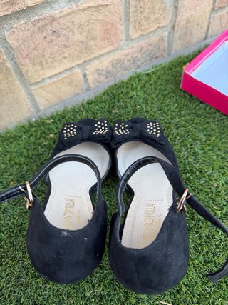 Zapatos de tacón negros con lazo y tachuelas