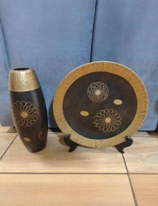 Jarrón y plato decorativo en dorado y negro