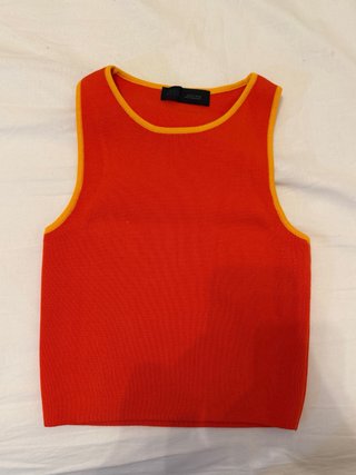 Top sin mangas naranja y amarillo