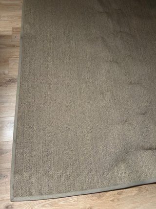 Alfombra de yute beige y marrón