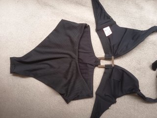 Trikini Negro con Detalles Dorados