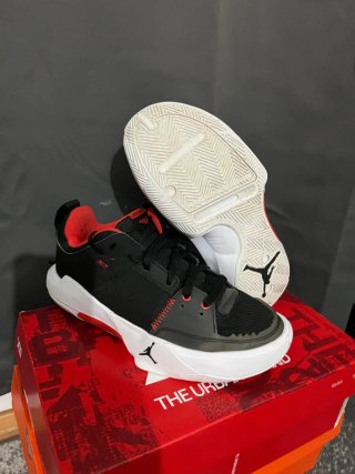 Zapatillas Jordan Negras y Rojas