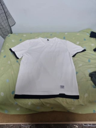 Camiseta blanca con detalles negros