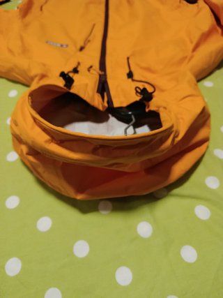 Chaqueta impermeable naranja