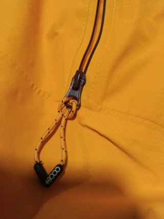 Chaqueta impermeable naranja
