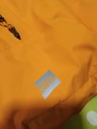 Chaqueta impermeable naranja