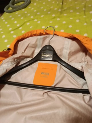 Chaqueta impermeable naranja