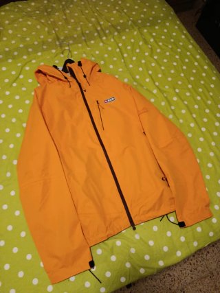 Chaqueta impermeable naranja